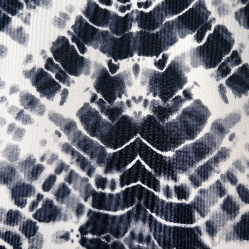 VSX Sport Victoria’s Secret Knockout Capri Leggings Black White Tie Dye S‎